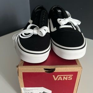 Brand New Womens Vans Old Skool sneaker!